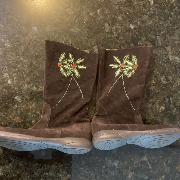 Tabarca by Pepa suede boots with floral stitching. Size 8.5 - Picture 4 of 4